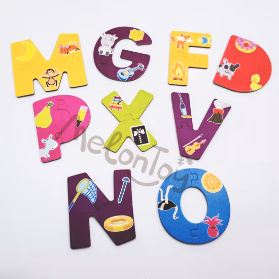 Los niños de encargo que aprenden temprano los niños educativos Montessori juegan el rompecabezas magnético